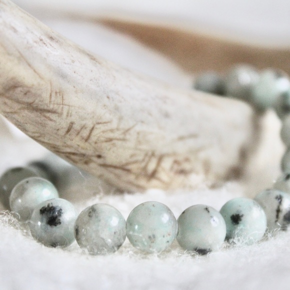 Kiwi Jasper Gemstone Chakra Balancing Stretchy Energy Bracelet - Picture 1 of 4